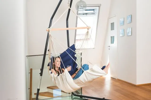 blauer gefütterter weicher Hängesessel zum lesen