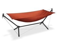 QNUX Home - stojan se závěsnou podložkou pro málo místa by QNUX QN-HRED color červená